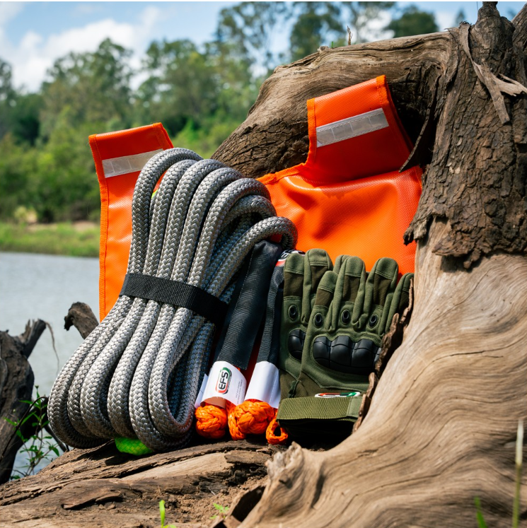 KIT RECOVERY TREUIL EFS Recon Premium Recovery-1 KINETIC - 1 PAIRE DE GANTS - 2 MANILLES SOUPLE - 1 COUVERTURE CABLE OU CORDE TREUIL - 1 SAC TRANSPORT 